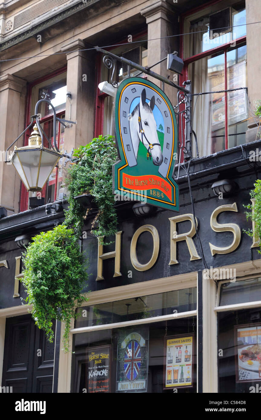 Die Horseshoe Bar in der Drury Street Glasgow Schottland hat die längste Bar in Großbritannien Stockfoto