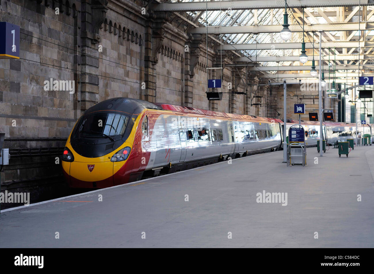 Virgin Rail Zug am Bahnsteig In Glasgow Central Station Stockfoto