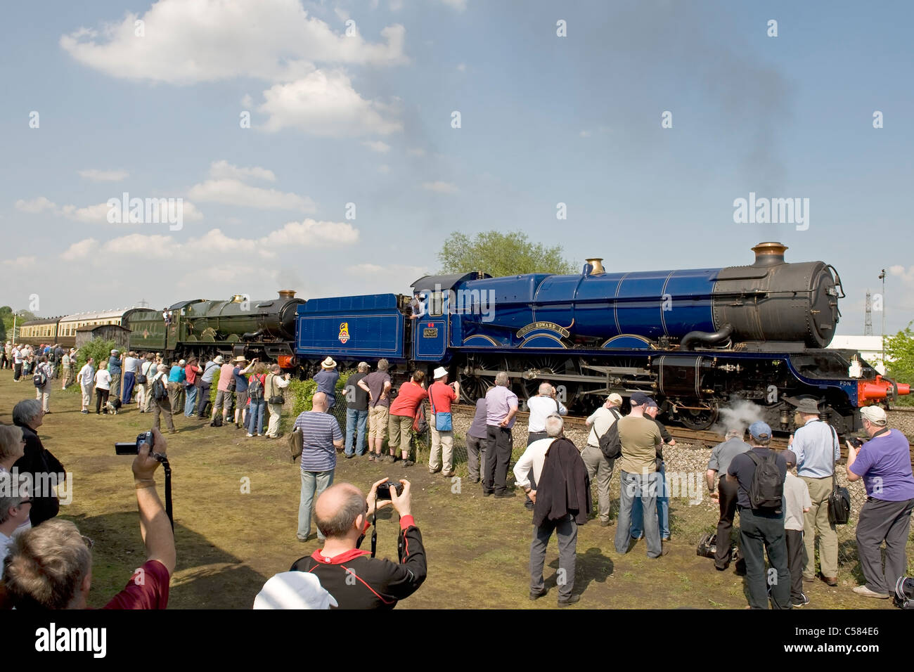 Eisenbahnfreunde beobachten Dampflokomotiven in Didcot Railway Centre, Didcot, Oxfordshire, Vereinigtes Königreich Stockfoto