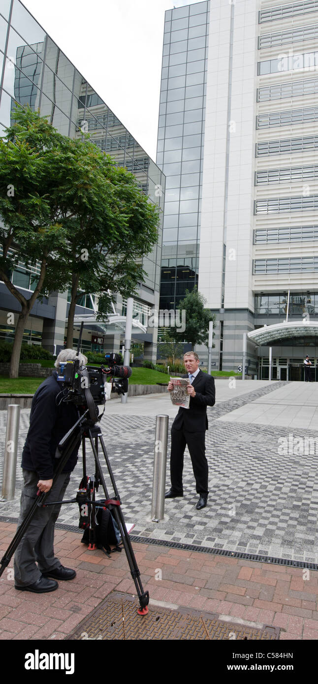 James Doyle BBC TV-News-Journalist mit letzten Kopie von The News of The World News International building Thomas mehr Square Stockfoto