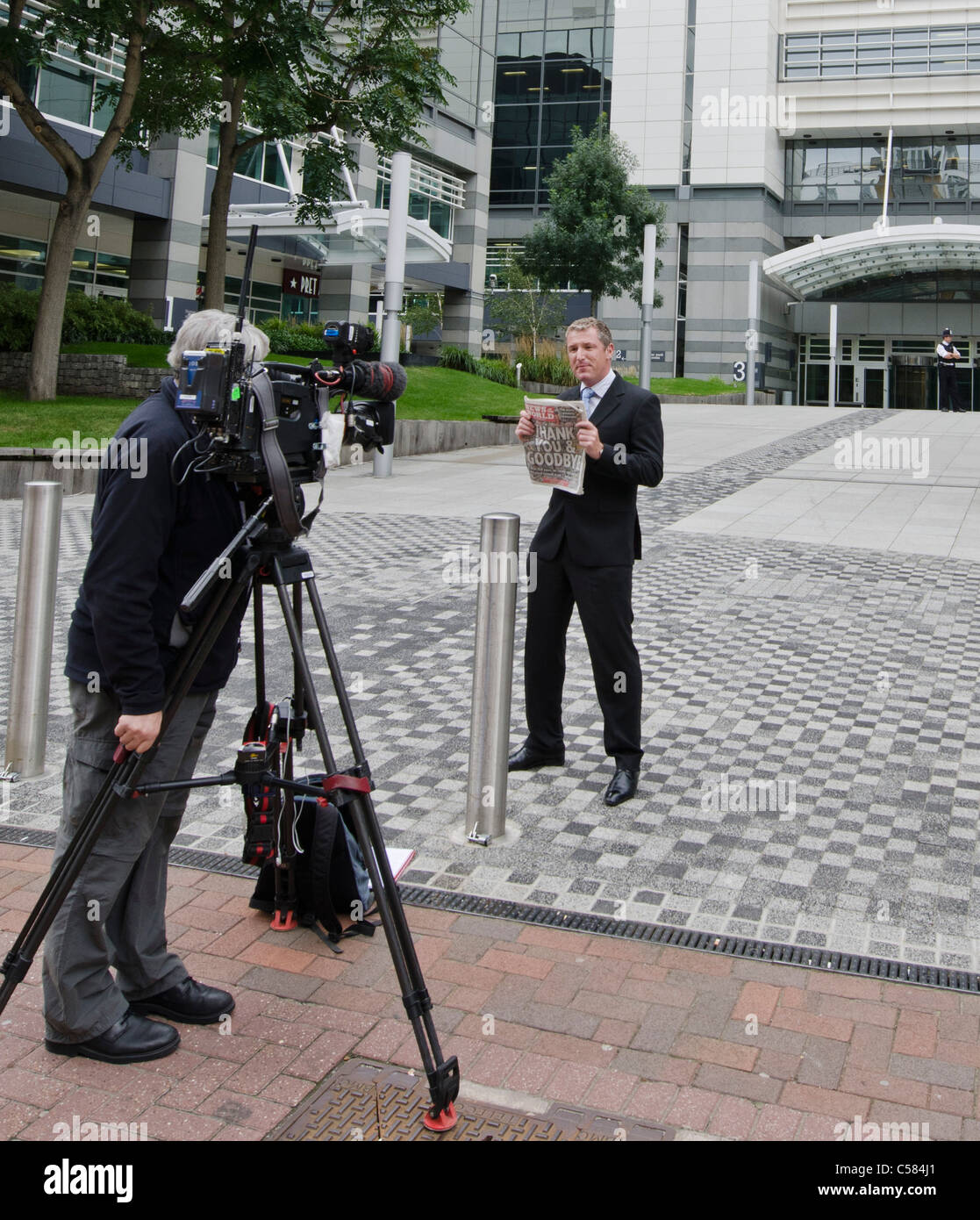 James Doyle BBC TV-News-Journalist mit letzten Kopie von The News of The World News International building Thomas mehr Square Stockfoto