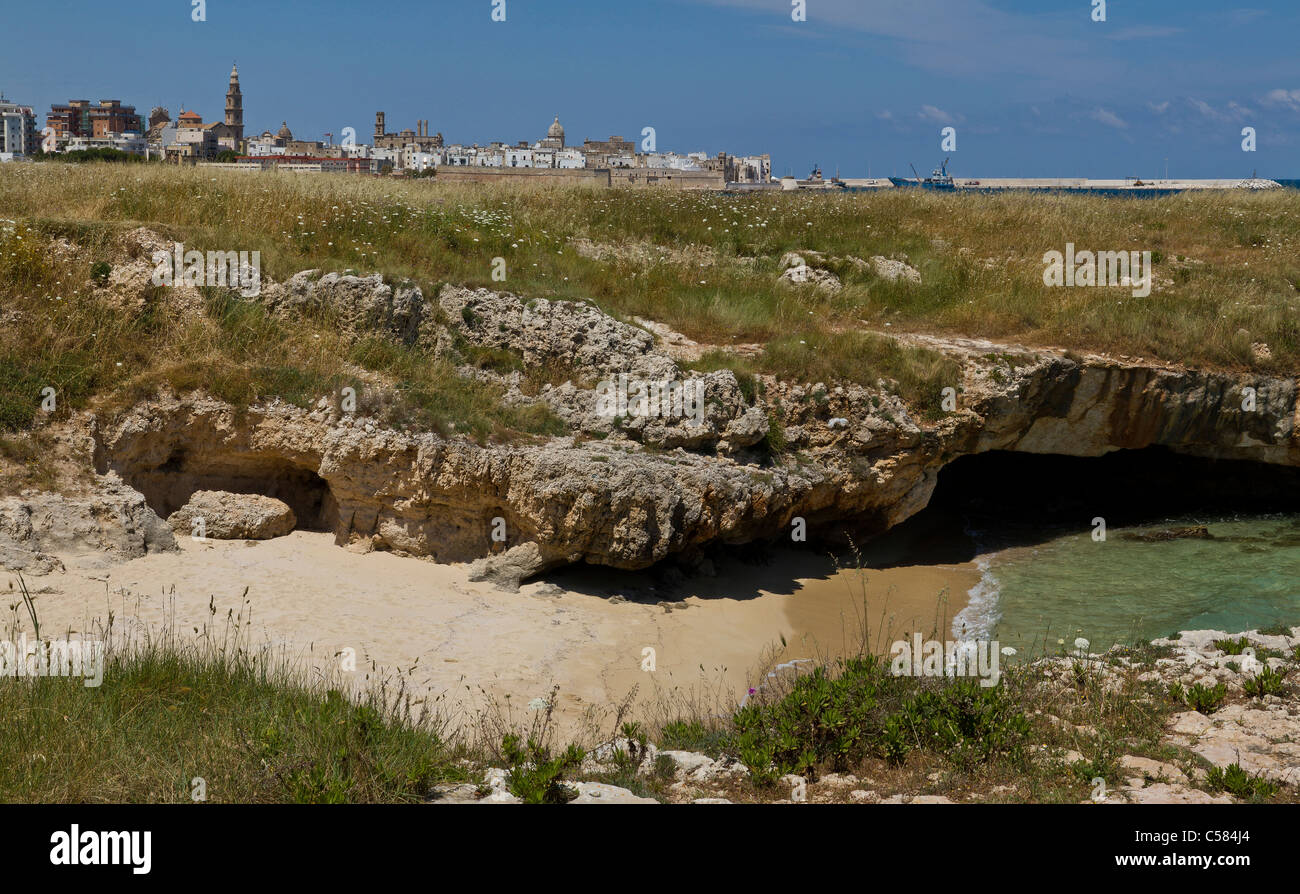 Italien, Europa, Bucht mit Sandstrand, Monopoli, Apulien, Landschaft, Wasser, Frühling, Strand, Meer, Stockfoto