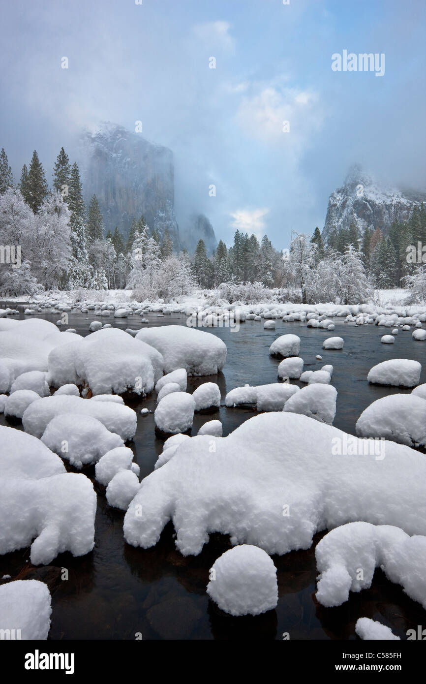 Tore des Tales wie nach einem schweren Winterschnee gesehen fallen im Yosemite Valley - Yosemite Nationalpark, Kalifornien Stockfoto