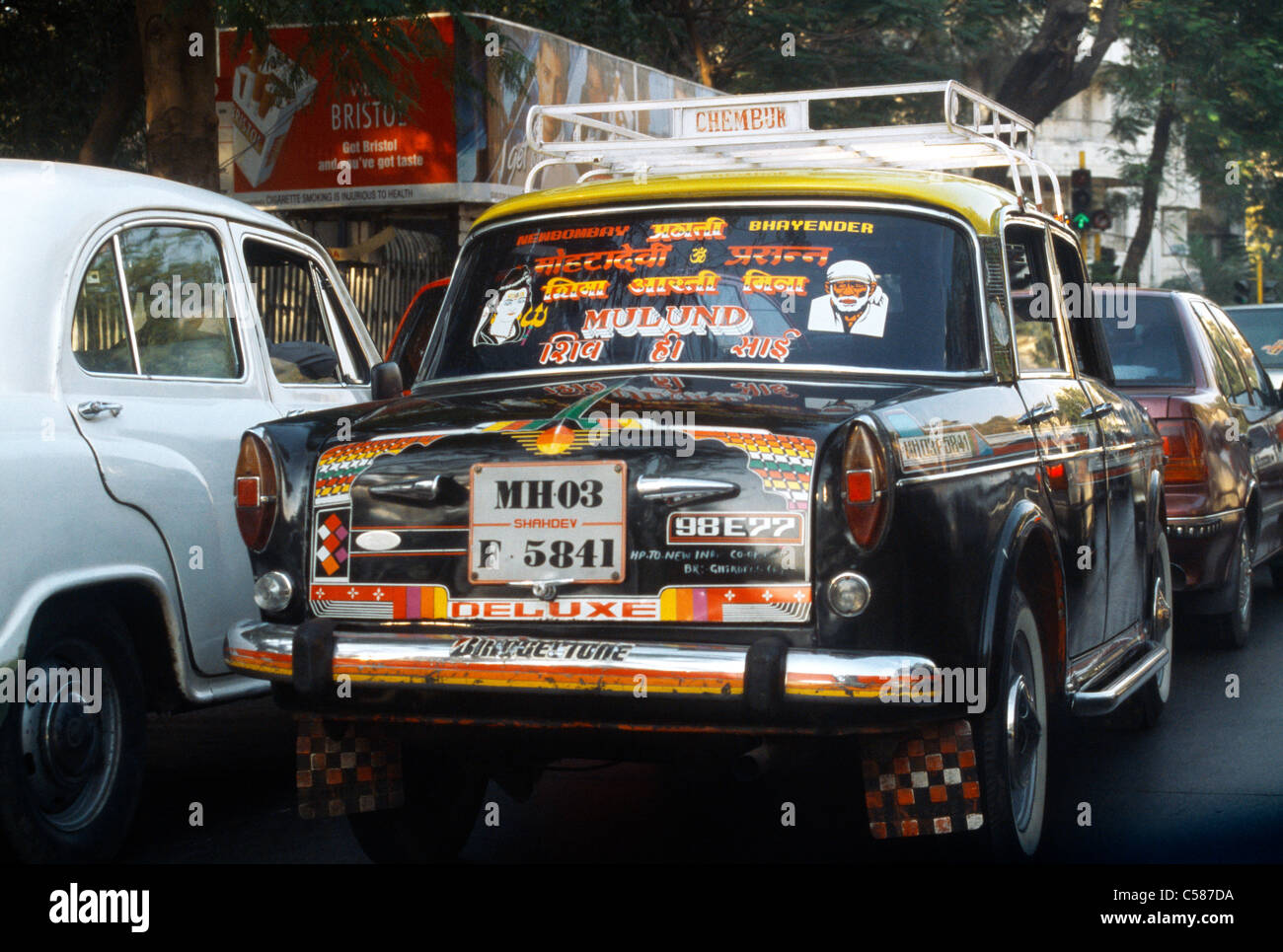 Mumbai Indien Verkehr Taxi mit Bild von Shri Baba versichert im Fenster Stockfoto