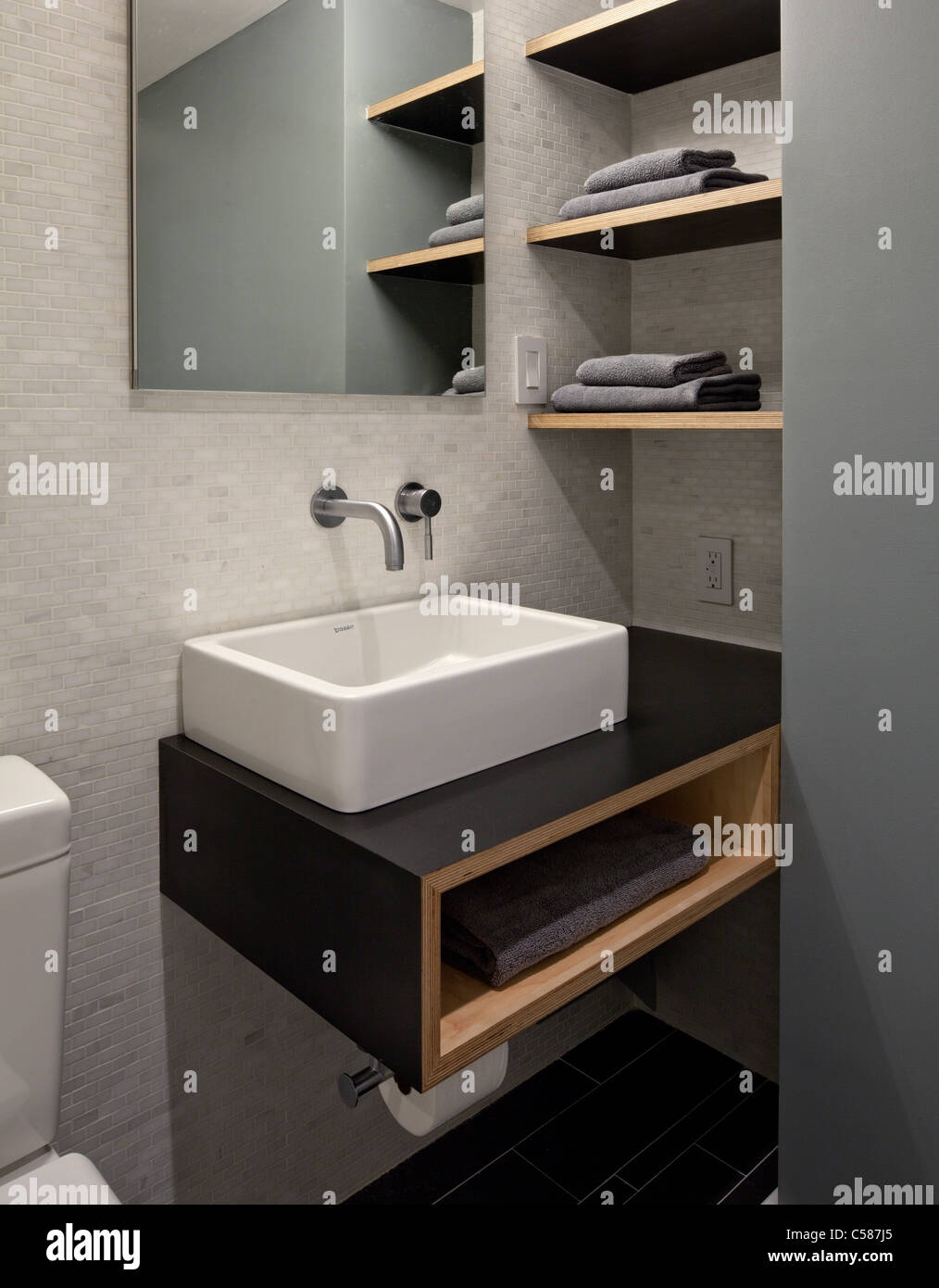 Badezimmer Mit Wc Moderne Rechteckige Waschbecken Und Ablagen