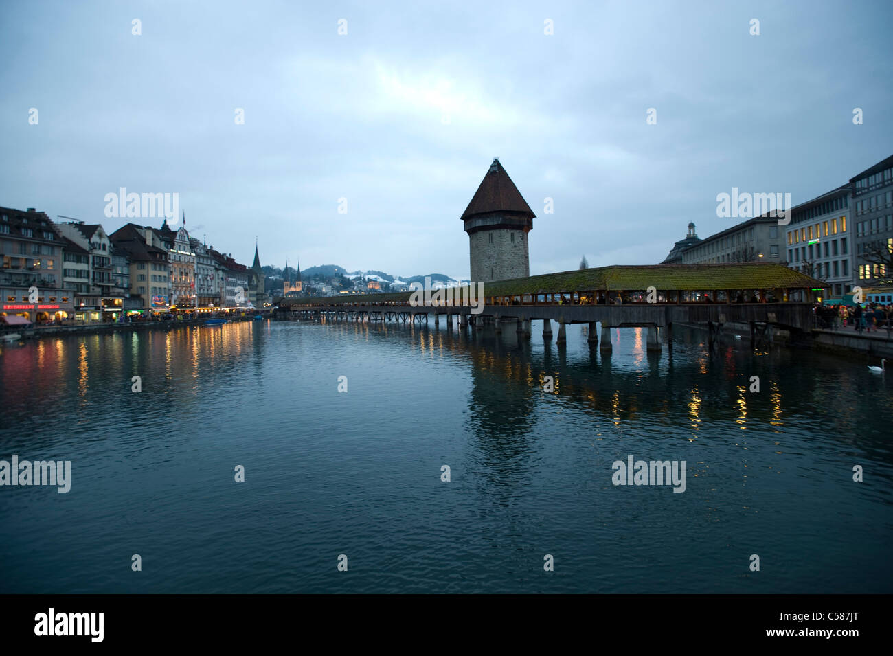 Schweiz, Europa, Kappelbrucke, Brücke, Reuss, Luzern, Karneval, Karneval, Stadt, Stadt, Altstadt, Tradition, Tracht, Kleidung Stockfoto