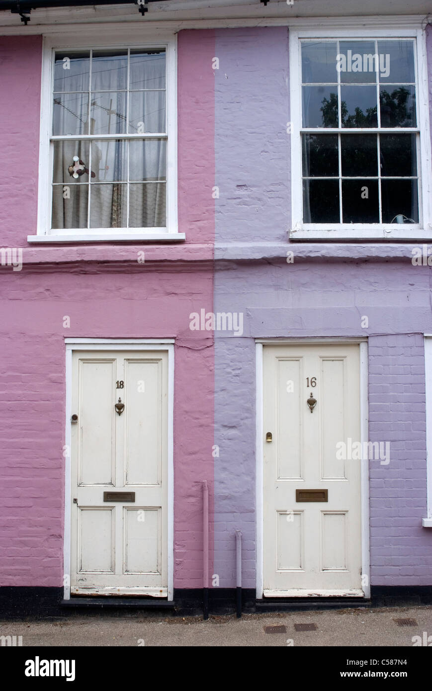 Häuser entlang der Bridge Street gestrichen in hellen Farben, Bungay, Suffolk, England Stockfoto