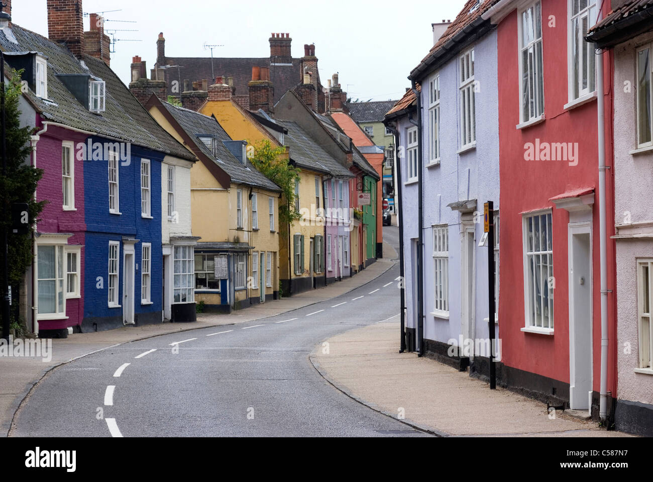 Häuser entlang der Bridge Street gestrichen in hellen Farben, Bungay, Suffolk, England Stockfoto