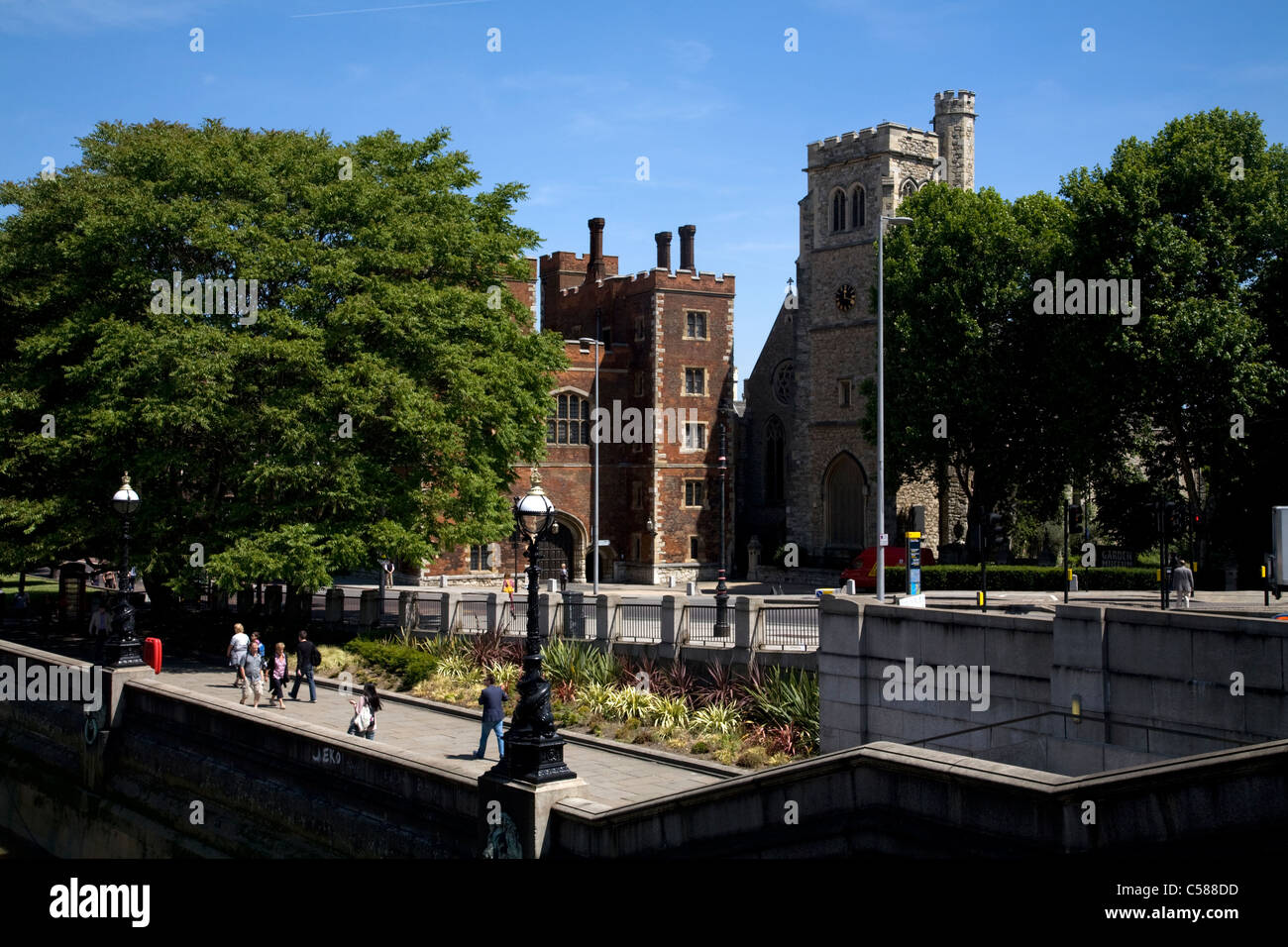River thames lambeth Palace neben St. Mary-at-Lambeth ehemalige Kirche, heute Garden Museum london england Stockfoto