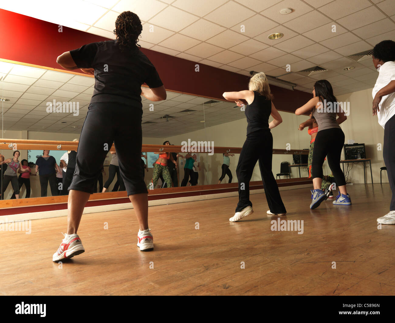 Zumba Dance Fitness Klasse Frauen tanzen vor Spiegel Stockfotografie - Alamy