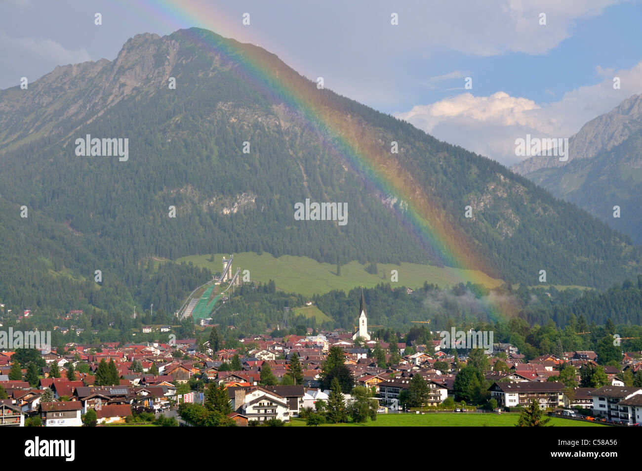 Übersicht, Oberstdorf, Dorf, Regenbogen, Shadow Mountain, Sprungschanze, Shadow Mountain Ski-Jump, Oberallgau, Bavaria, Germany, Europ Stockfoto