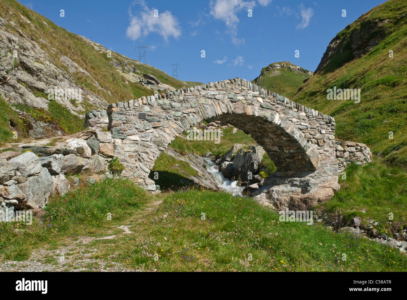 AUA da Sett, Bergell, Val Bregaglia, Bergwanderweg, gewölbte Brücke, Brücke, Bündner Alpen, Erhaltung von Denkmälern und Histor Stockfoto