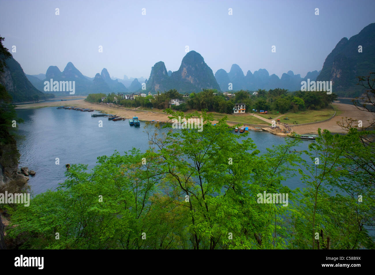 Li River, China, Asien, Fluss, Fluss, Flussschleife, Dorf, Boote, Berge, Karst, Karstlandschaft, Bäume Stockfoto