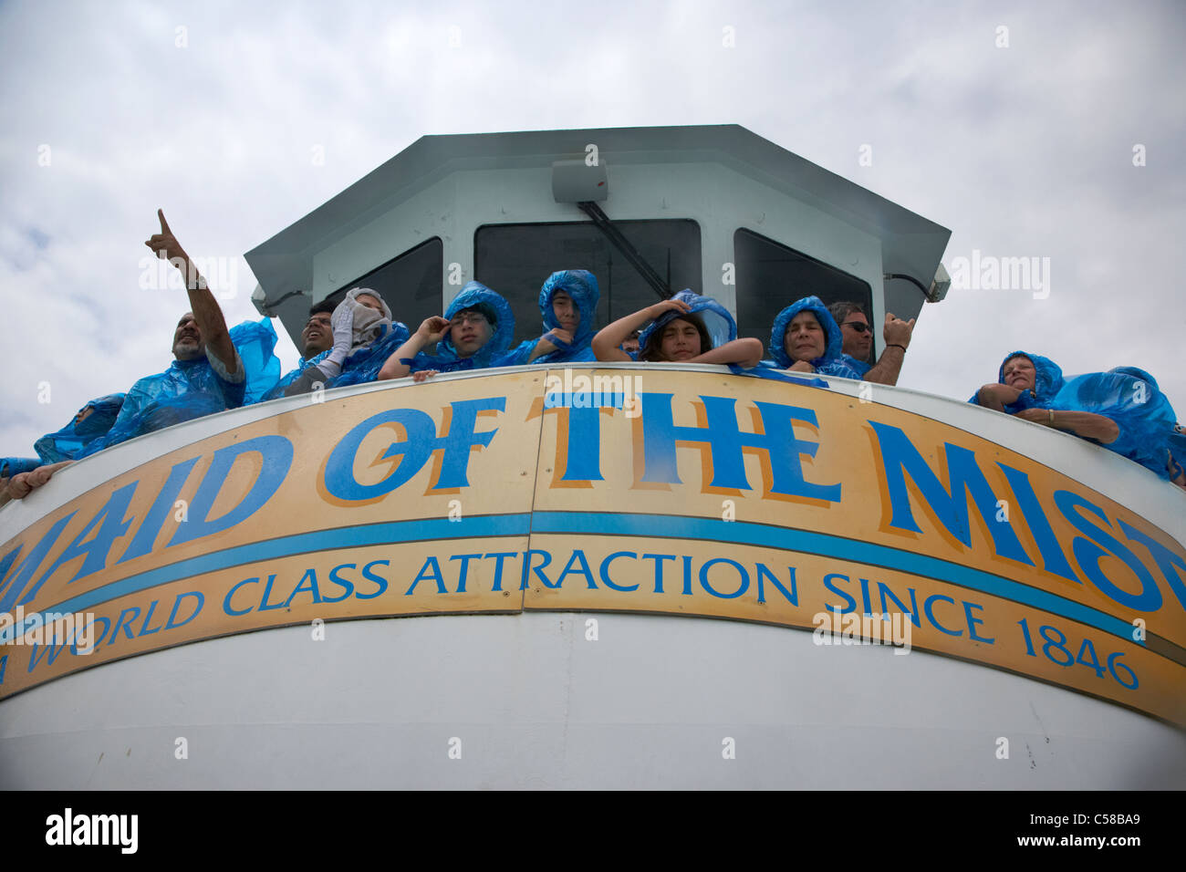 Touristen immer nass in blau Kunststoff wasserdicht Ponchos auf das Mädchen des Nebels, die Niagarafälle, Ontario Kanada Stockfoto