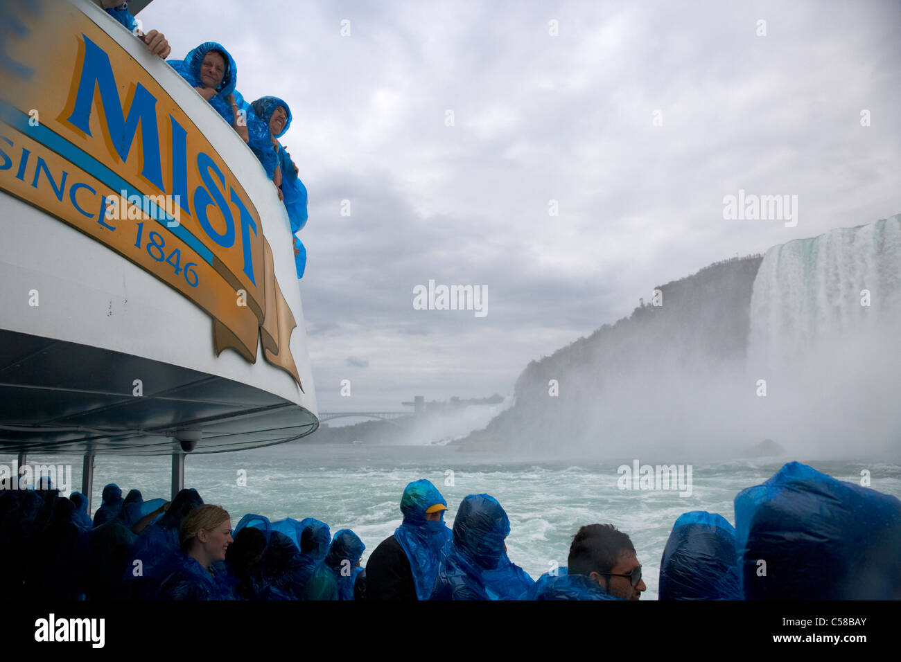 Touristen immer nass in blau Kunststoff wasserdicht Ponchos auf das Mädchen des Nebels, die Niagarafälle, Ontario Kanada Stockfoto