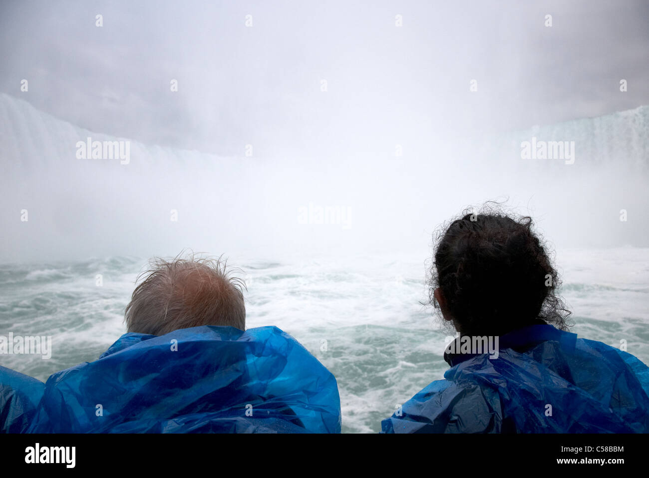 Touristen immer nass in blau Kunststoff wasserdicht Ponchos auf das Mädchen des Nebels, die Niagarafälle, Ontario Kanada Stockfoto