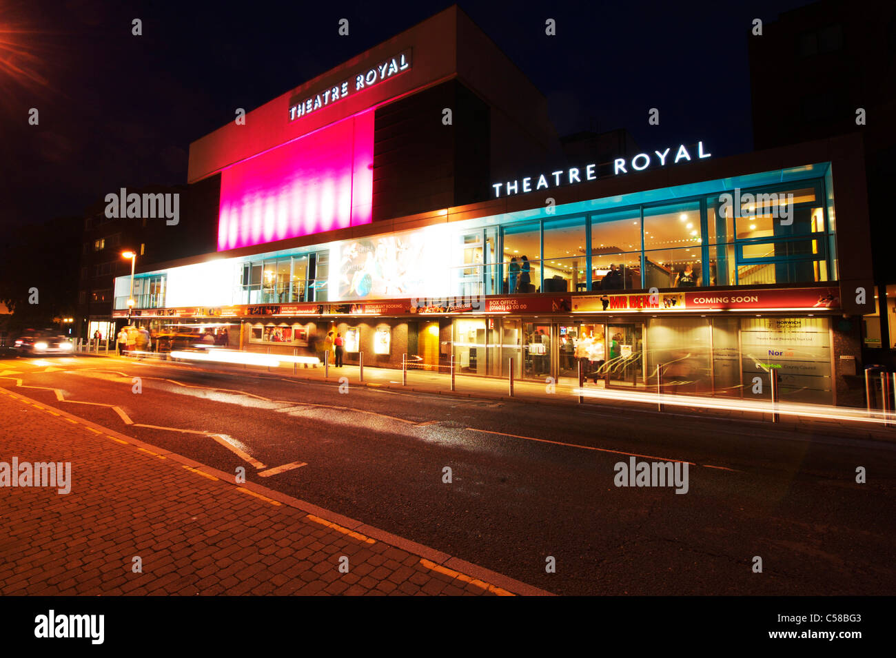 Norwich Theatre Royal in einer Sommer-Nacht Stockfoto