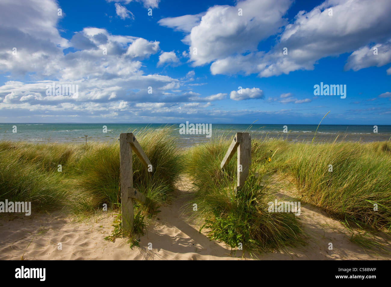 Burghead Bay, Großbritannien, Schottland, Europa, Meer, Küste, Strand, Meer, Sand, Dünen, Rasen, Weg, Wolken Stockfoto