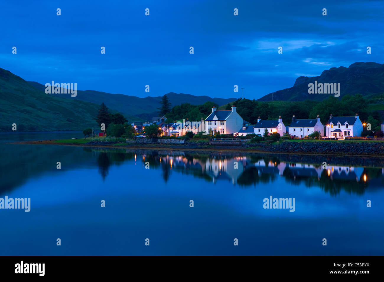 Dornie, Großbritannien, Schottland, Europa, Meer, Küste, Dorf, Häuser, Wohnungen, Farben, Gezeiten, Flut, Reflexion, Dämmerung, illuminatio Stockfoto