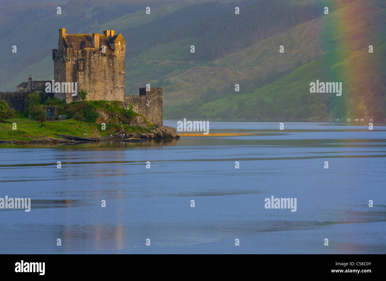 Eilean Donan Castle, Großbritannien, Schottland, Europa, Meer, Küste, Gezeiten, Flut, Insel, Insel, Burg, Gewitter Stimmung, Regenbogen Stockfoto