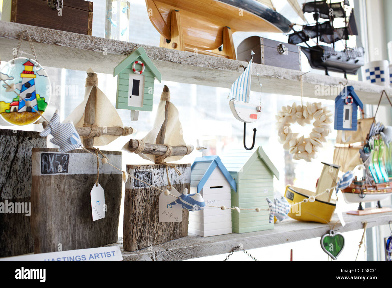 Hastings Strand anzeigen englischen Küste Boot Angeln arbeiten Shop Souvenirs Hütte Schlüsselanhänger Strandspielzeug Schmuckstücke präsentiert Stockfoto