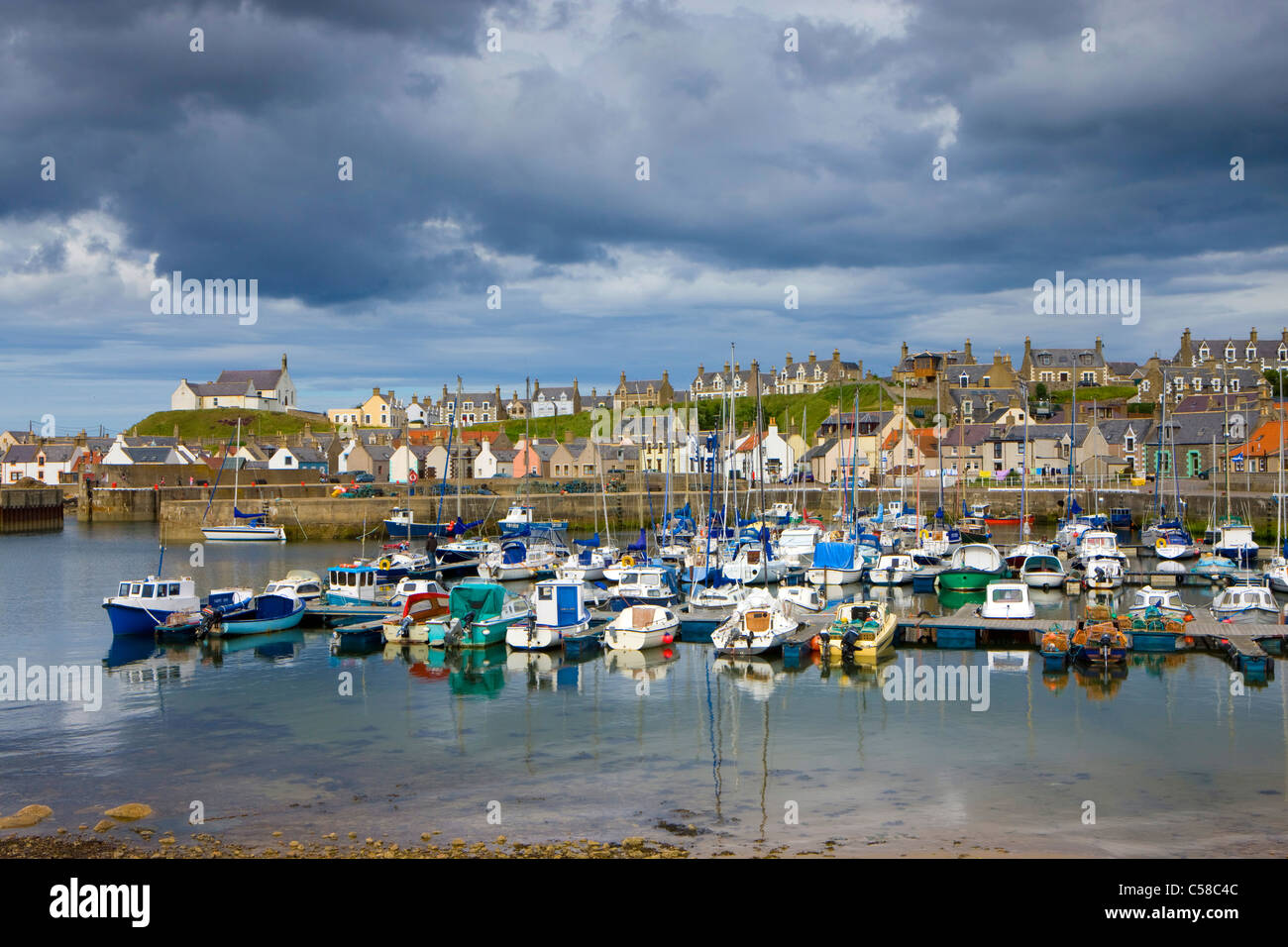 Findochty, Großbritannien, Schottland, Europa, Meer, Gezeiten, niedrig, Ebbe, Flut, Hafen, Hafen, Schiffe, Segelschiffe, Fischerboote, Vill Stockfoto