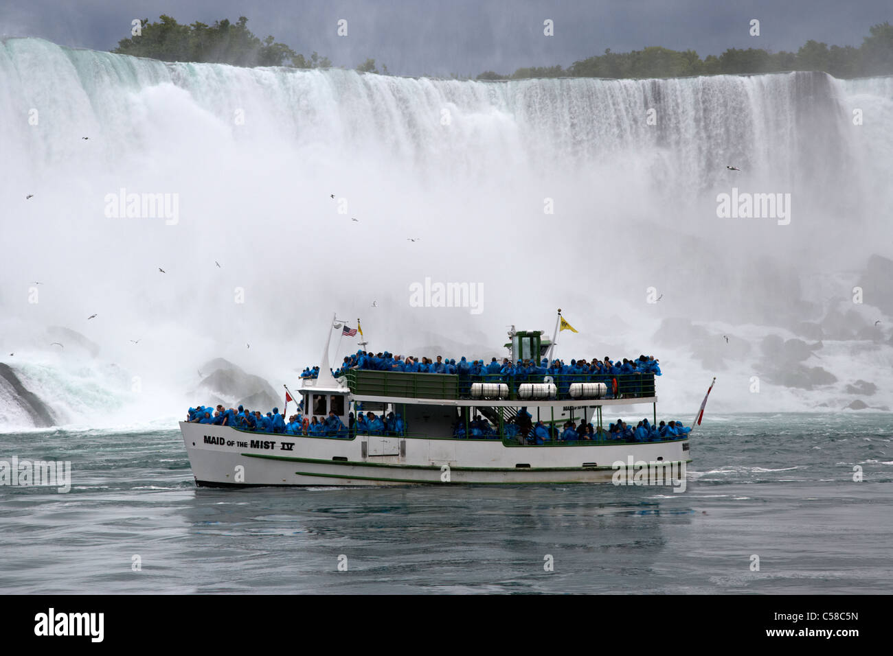 Mädchen des Nebels unterhalb der Amerikaner und Bridal Veil Falls Niagara Falls Ontario Kanada Stockfoto