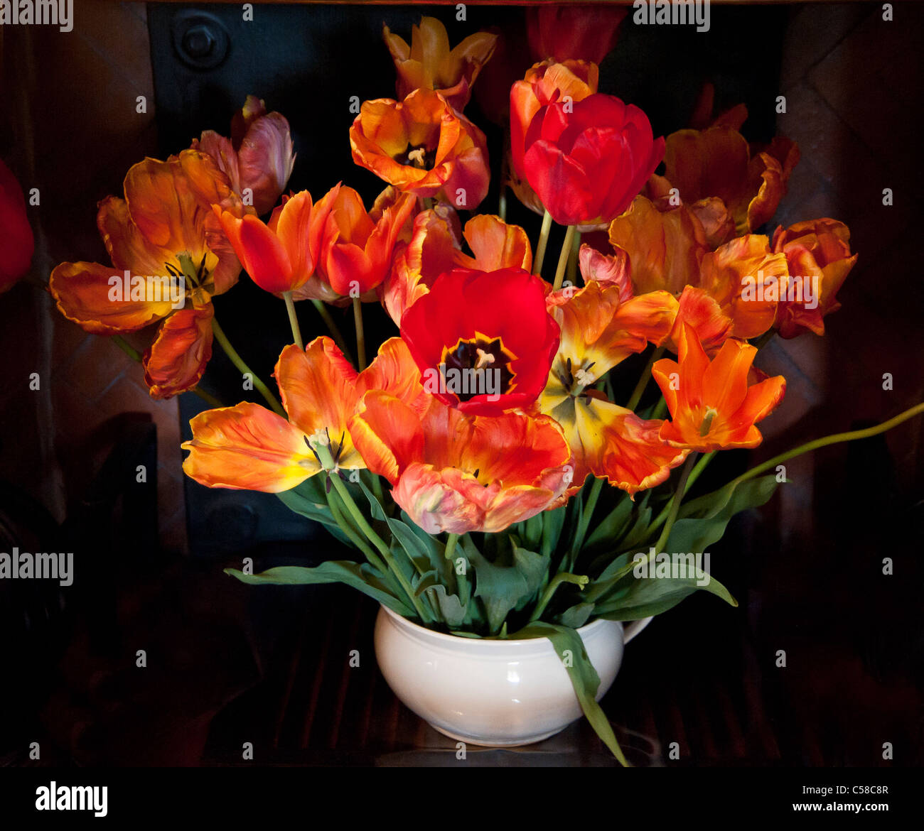 Schüssel mit Tulpen Stockfoto