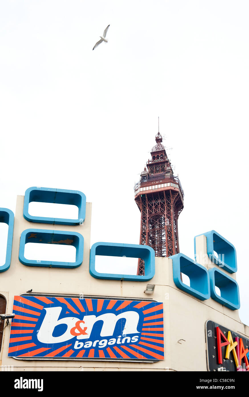 Tipp von Blackpool Tower zeigen über Einkaufszentrum Stockfoto