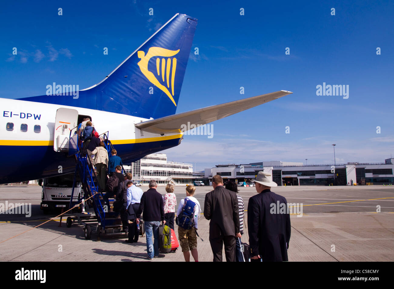 Fluggästen eine Ryanair Boeing 737-800 Flugzeuge am Flughafen Dublin Stockfoto