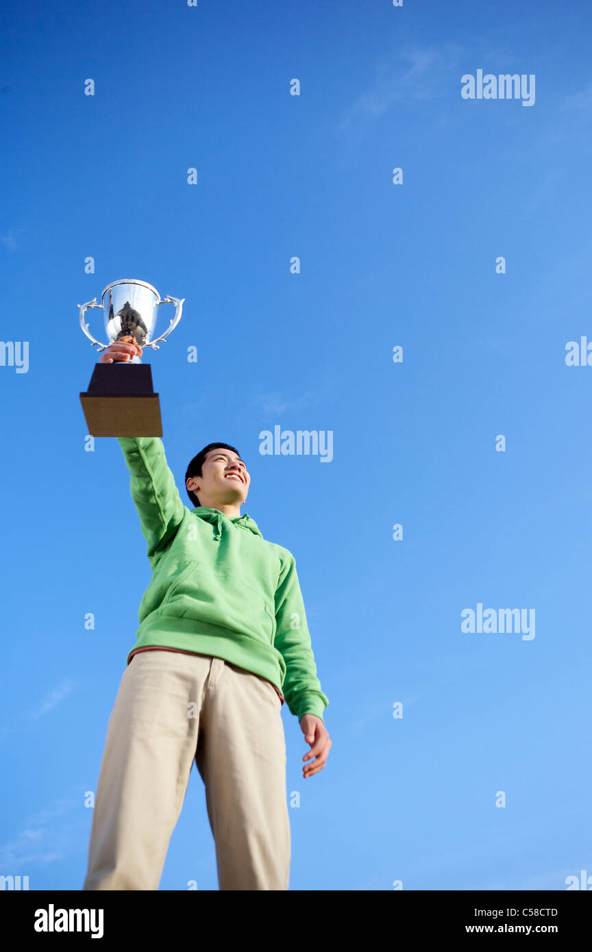 Teenager-Holding-Trophäe Stockfoto