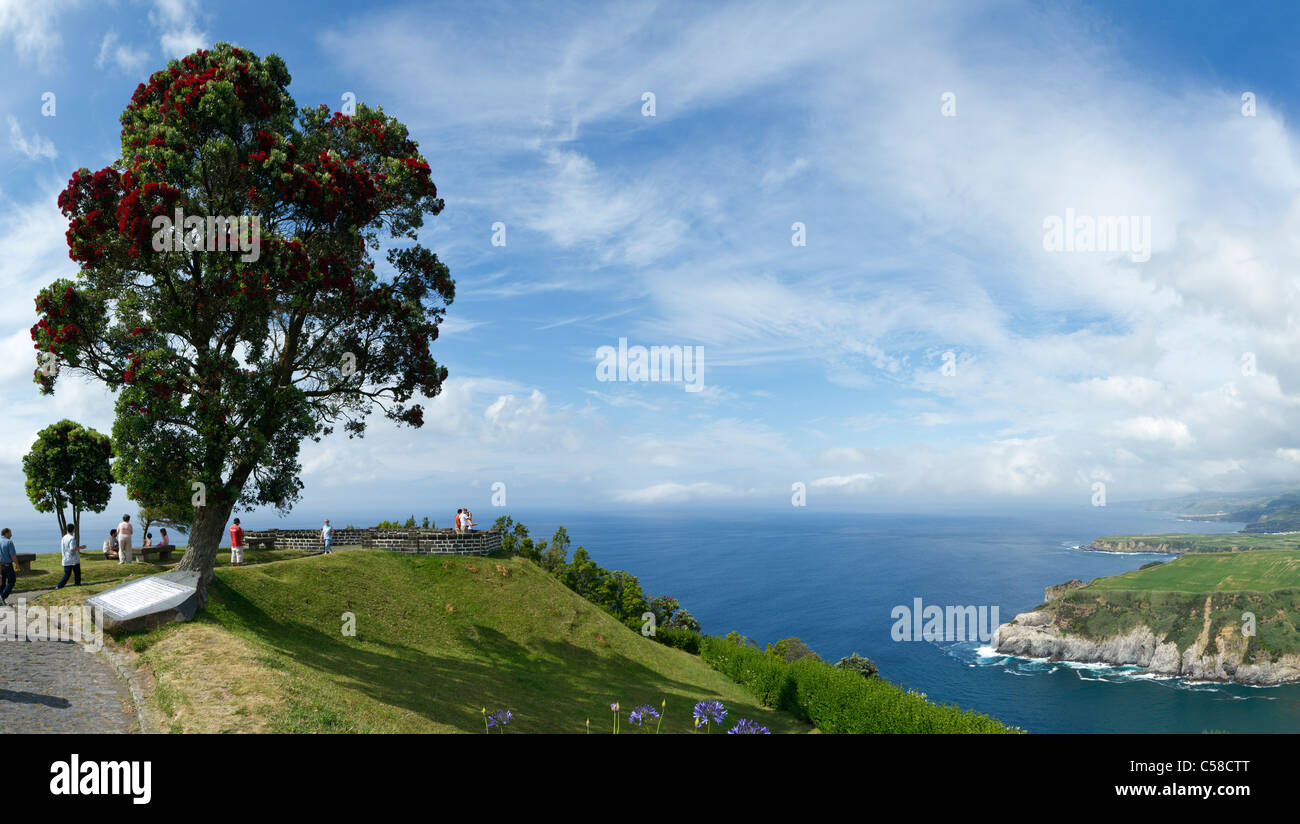 Touristen genießen die schöne Aussicht auf St. Iria Sicht, Insel São Miguel, Azoren. Stockfoto