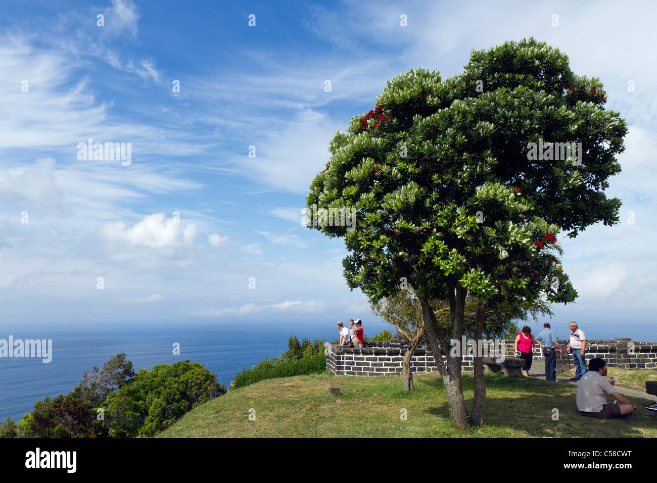 Touristen genießen die schöne Aussicht auf St. Iria Sicht, Insel São Miguel, Azoren. Stockfoto