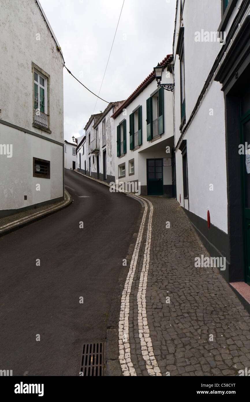 Leere Straße in die Stadt Nordeste, Insel São Miguel, Azoren. Stockfoto