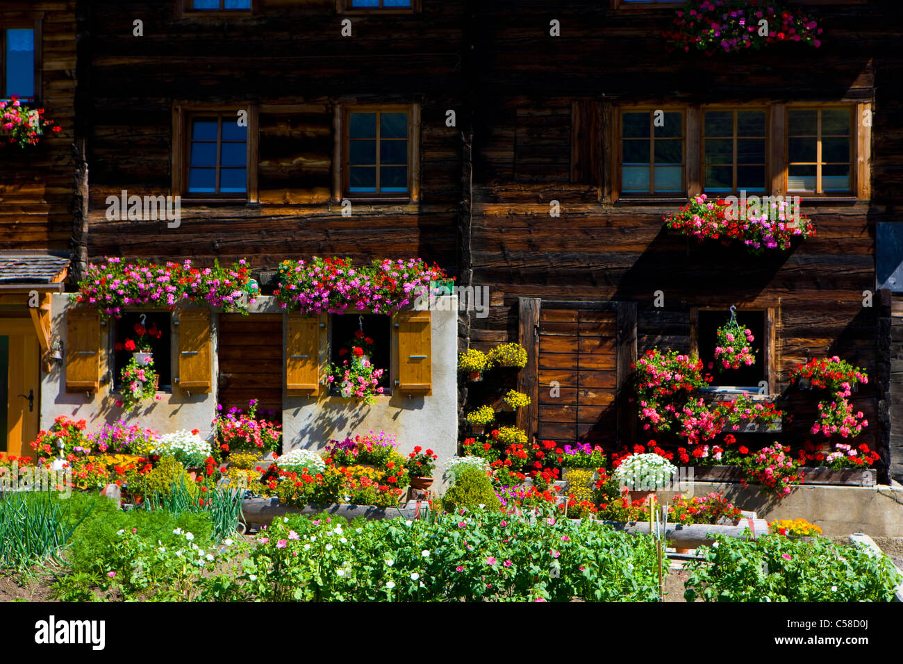 Oberwalliser, Schweiz, Europa, Kanton Wallis, Haus, Haus, Holzhaus, Garten,  Blumen, Haus Schmuck Stockfotografie - Alamy