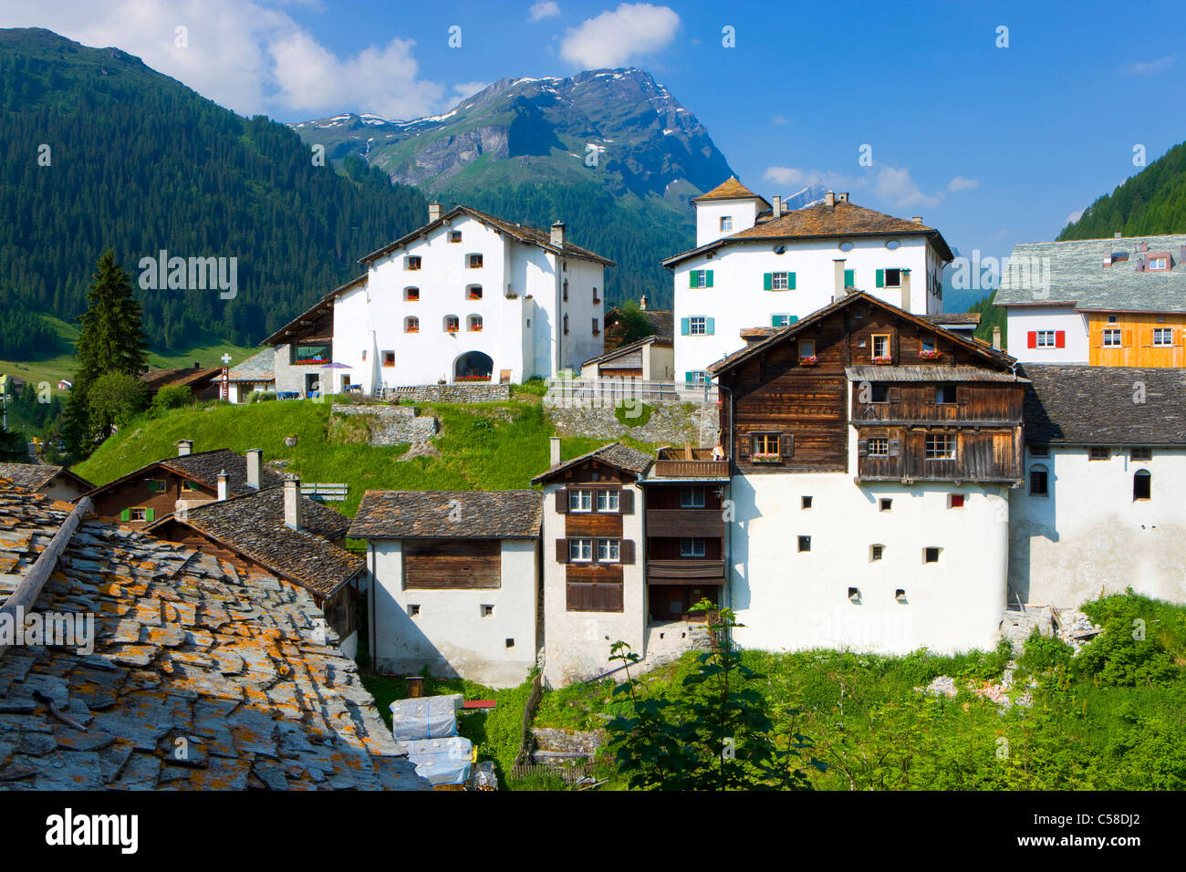 Splügen, Schweiz, Europa, Kanton Graubünden, Graubünden, Dorf, Häuser, Wohnungen, Steindächern Stockfoto