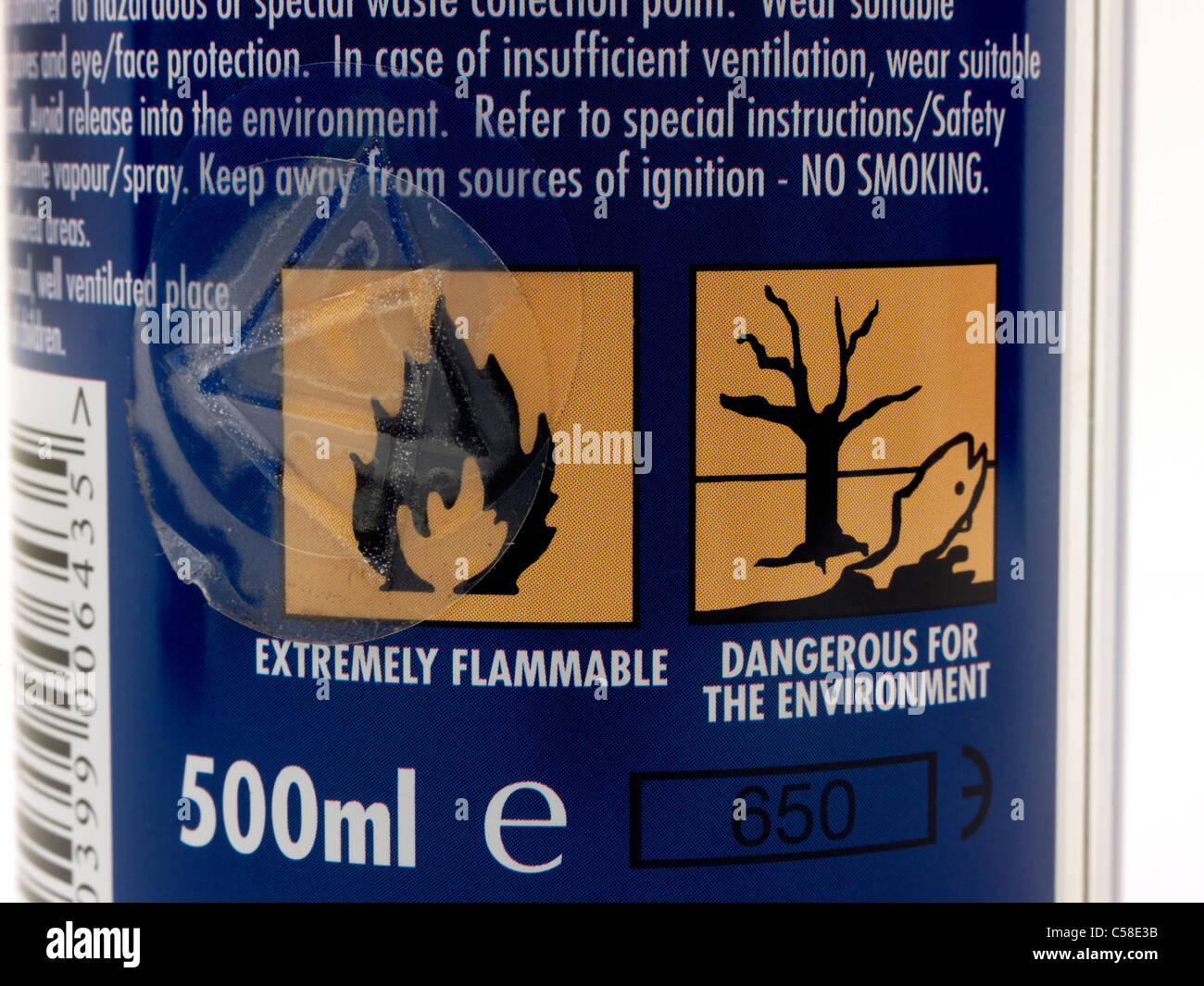 Leicht entzündlich und gefährlich für die Umwelt-Warnschilder und ein Sicherheitsetikett auf dem Leim Stockfoto