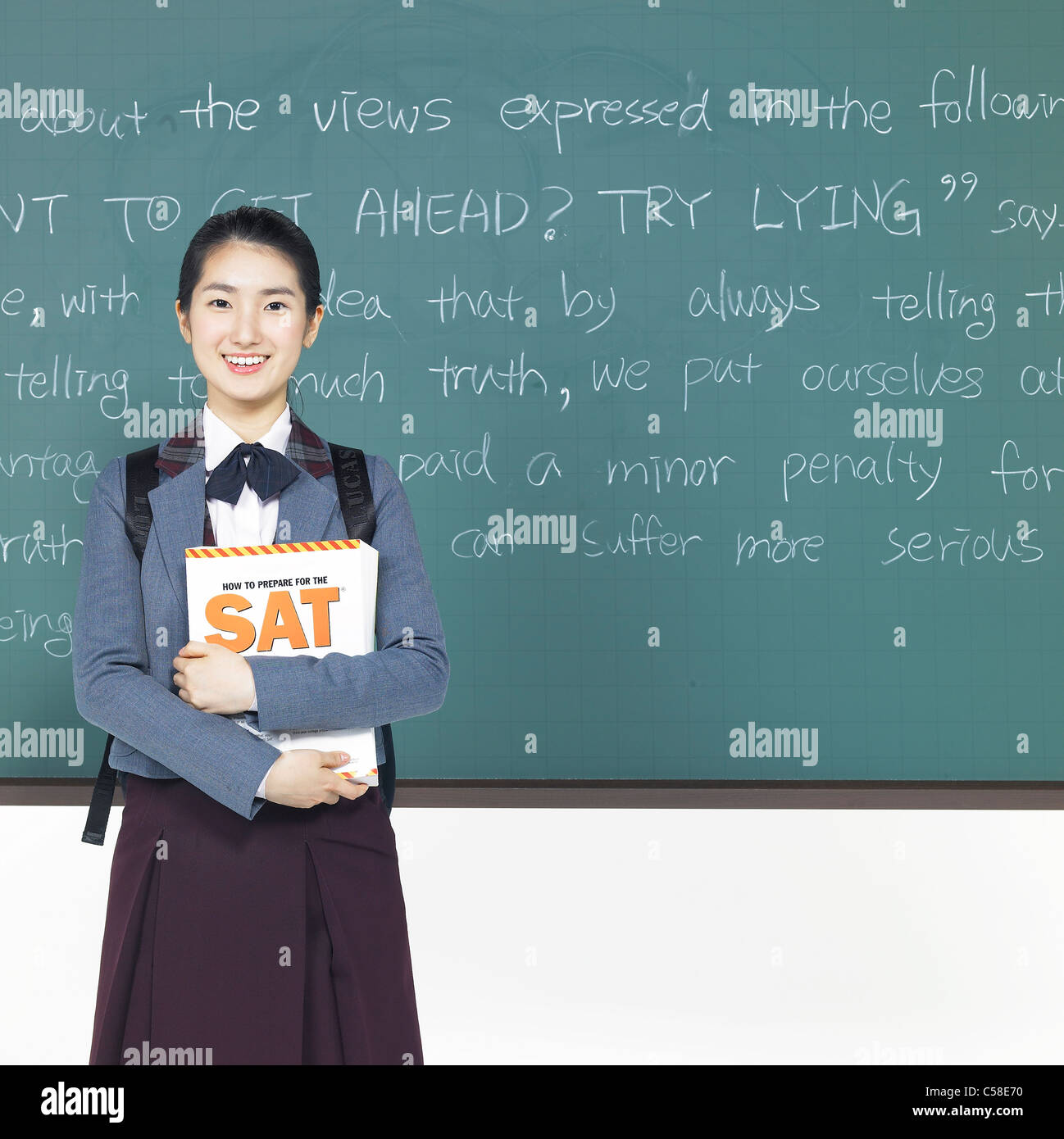 Porträt von Teenager-Mädchen stehend von blackboard Stockfoto