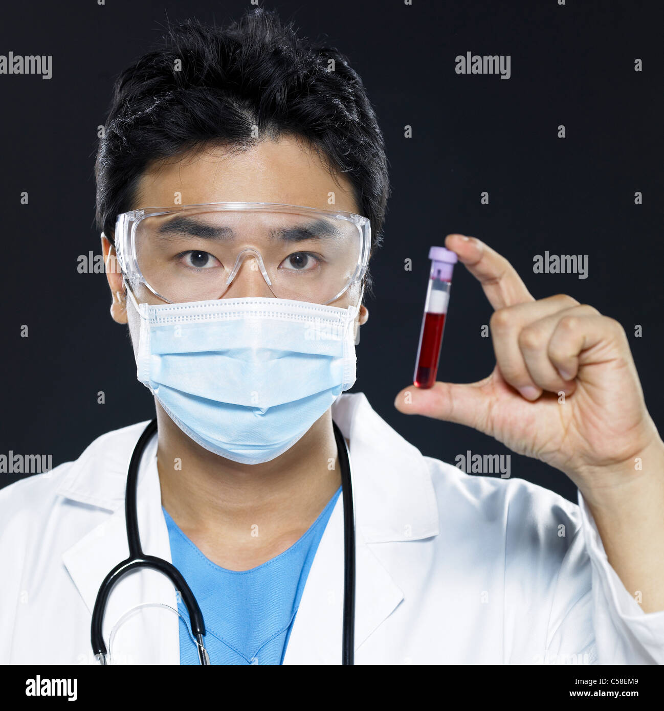 Porträt von männlichen Arzt hält Durchstechflasche Stockfoto