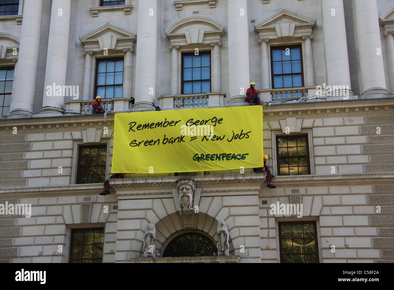 Großbritannien, England, UK, Vereinigtes Königreich, London, Greenpeace, Aktion, Aktivist, Umweltschutz, Fassade, Plakat, Klettern Stockfoto