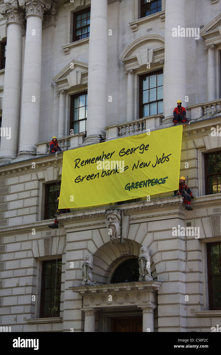 Großbritannien, England, UK, Vereinigtes Königreich, London, Greenpeace, Aktion, Aktivist, Umweltschutz, Fassade, Plakat, Klettern Stockfoto