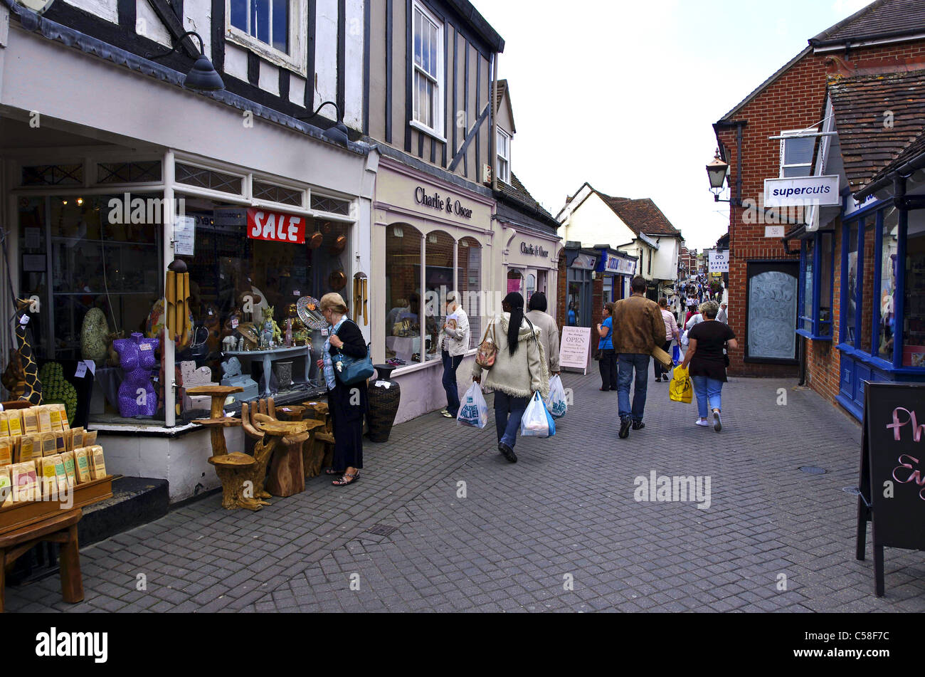 schmalen Fußgängerweg mit kleinen Geschäften im Zentrum von Colchester Stockfoto