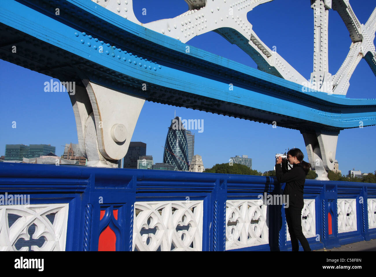 Großbritannien, England, UK, Vereinigtes Königreich, London, Reisen, Tourismus, Brücke, Bäume, Turm, Swiss Re, Gurke, Mädchen, fotografieren, Stockfoto