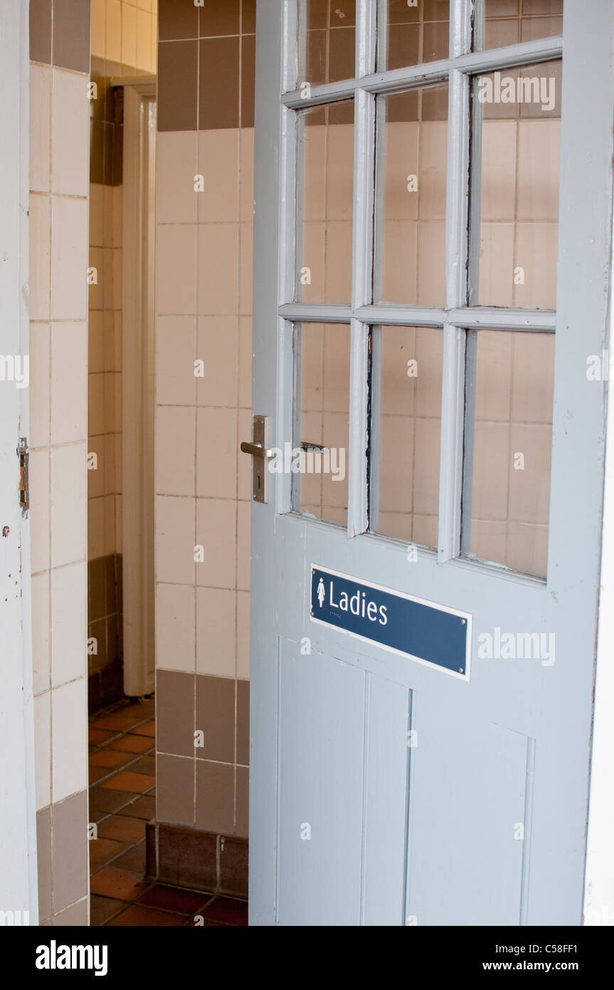 Tür im Damen Garderobe Railway Station UK Stockfoto