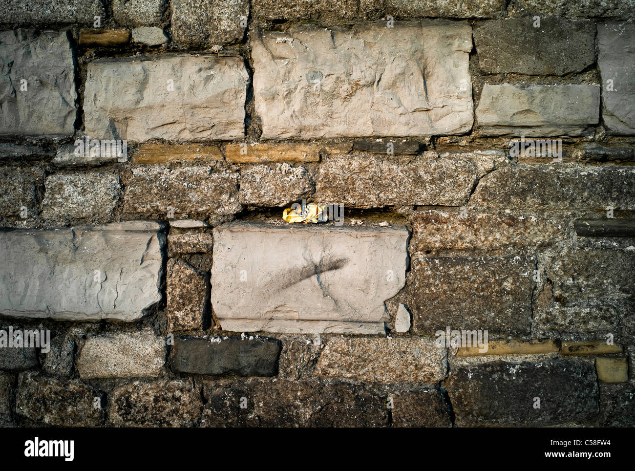 Ein knackig-Paket stecken in einer Steinmauer. Stockfoto