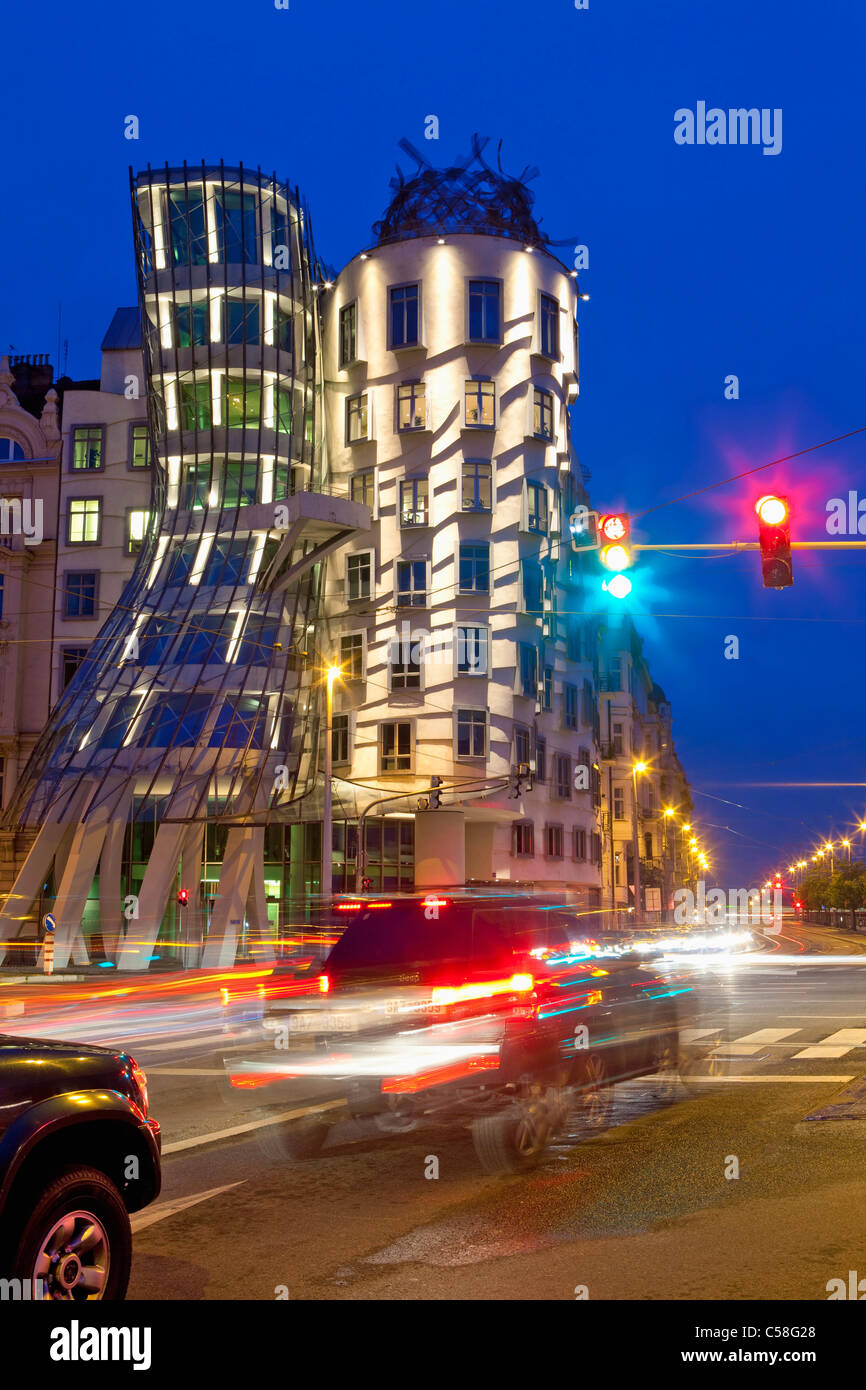 Architektur, bauen, Gebäude, Auto, Autos, Stadt, Tschechische Republik, tanzen, Dusk, Designhaus, Europa, europäische, berühmt, Glas Stockfoto