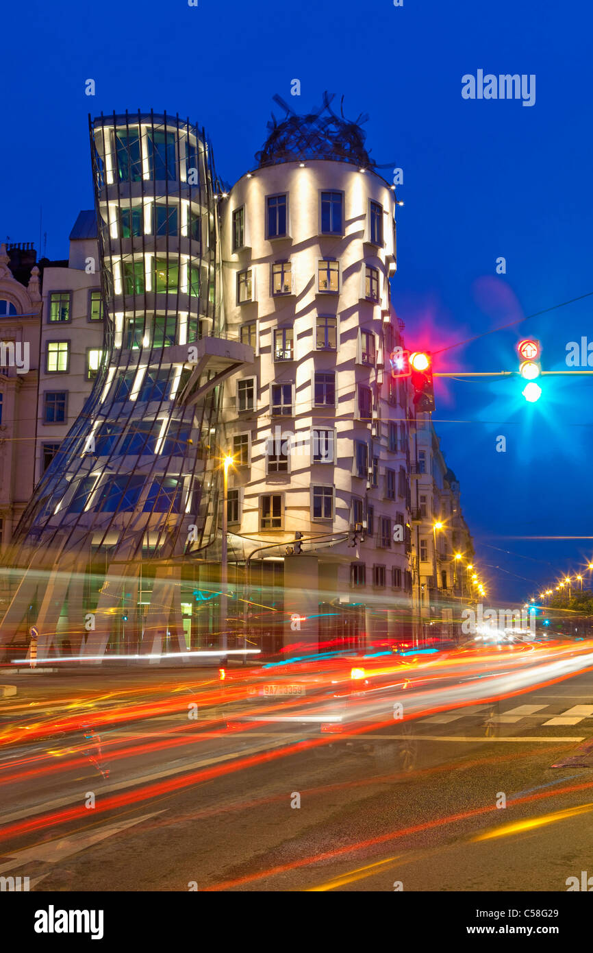 Architektur, bauen, Gebäude, Auto, Autos, Stadt, Tschechische Republik, tanzen, Dusk, Designhaus, Europa, europäische, berühmt, Glas Stockfoto