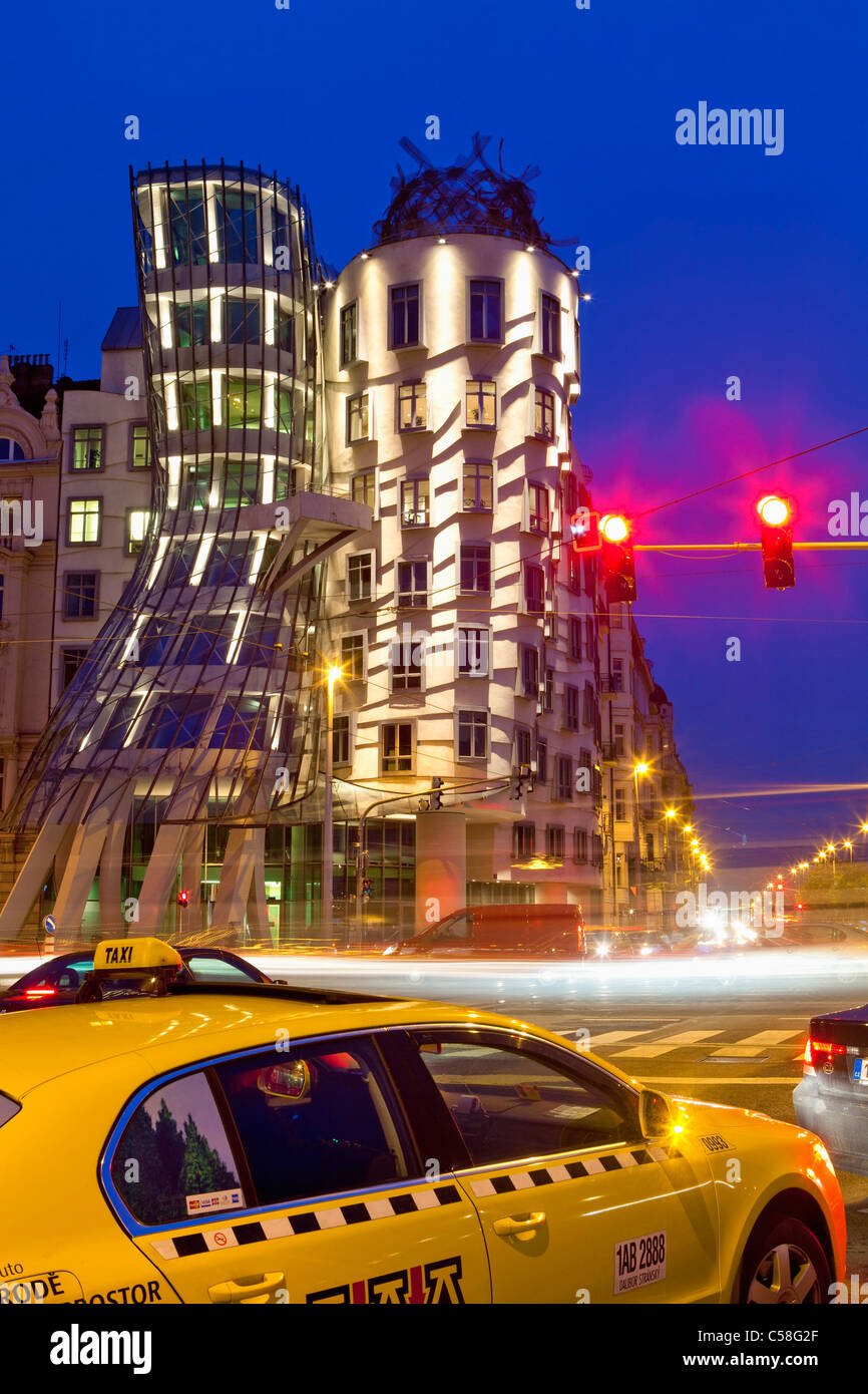 Architektur, bauen, Gebäude, Auto, Autos, Stadt, Tschechische Republik, tanzen, Dusk, Designhaus, Europa, europäische, berühmt, Glas Stockfoto