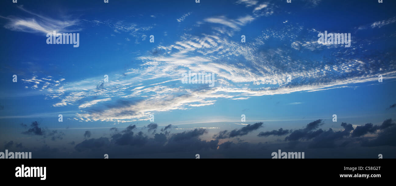 Abend-Himmel-Panorama in hoher Auflösung Stockfoto