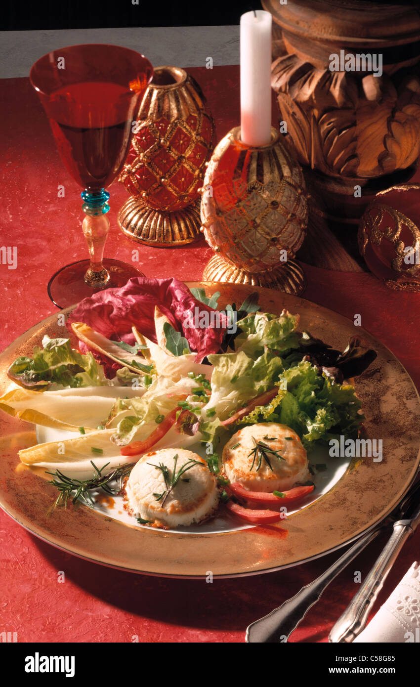 Gebackener Ziegenkäse - Käse mit gemischtem Salat Stockfoto